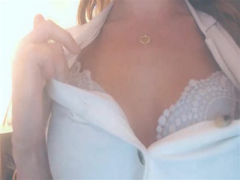 A Smiling Face Babe Engaged To An Enthralling Performance Live CNNAMADOR