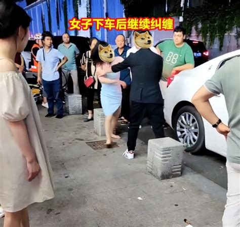 女子坐在豪车上赖着不走，被男子揪头发强行拽出，下车后继续纠缠