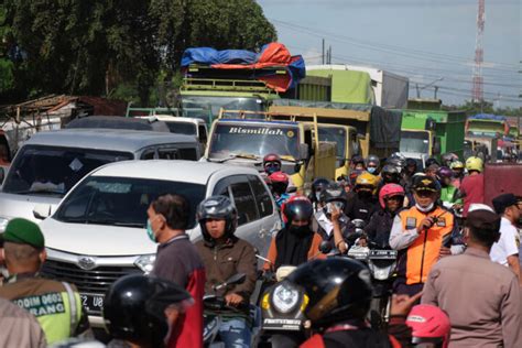 Macet Saat Pembongkaran Thm Kalodran Kota Serang