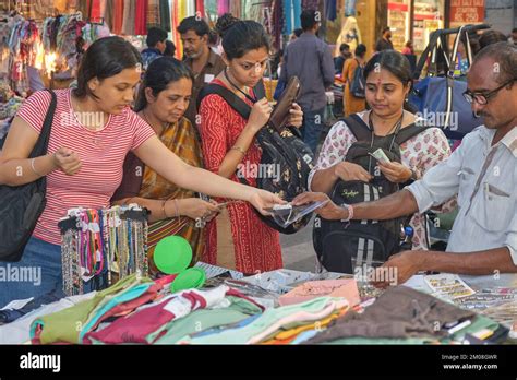 Indian women shopping at a street stall at Bhuleshwar / Kalbadevi market in Mumbai, India Stock ...