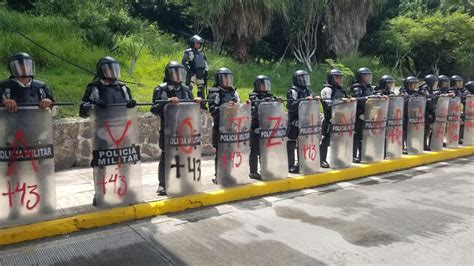 Protestan Estudiantes De Ayotzinapa En La Caseta De Cobro De Palo