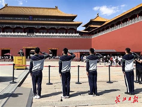 武汉高中生向故宫博物院武警战士敬礼 战士反应亮了凤凰网湖北 凤凰网