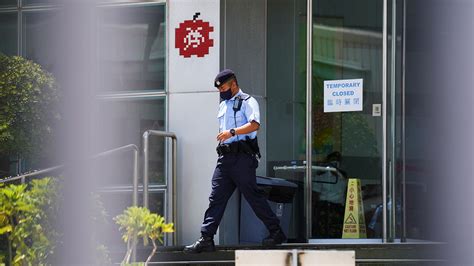 Apple Daily Hong Kong Police Raid Offices Of Pro Democracy Paper Make