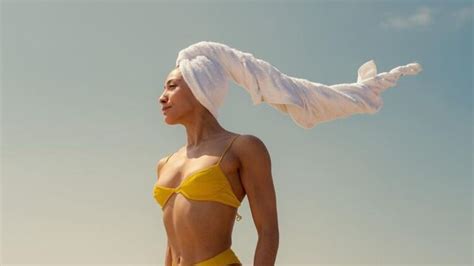 7 Hot Sexy Amy Nixon Bikini Pics