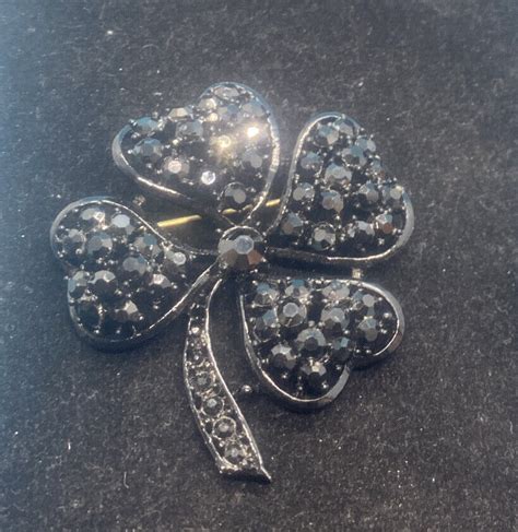 VINTAGE LISNER BLACK Tone Rhinestone Japanned 4 LEAF CLOVER PIN BROOCH