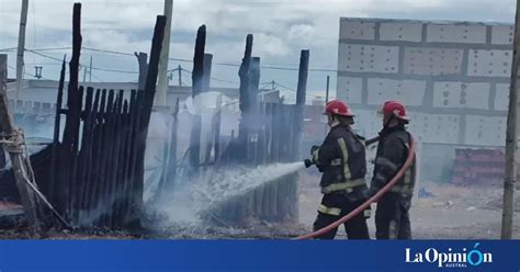 Voraz incendio consumió por completo una vivienda en el barrio