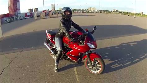 УЧУ ДЕВУШКУ ЕЗДИТЬ НА МОТОЦИКЛЕmoto Vlogmy Girlfriend Is Learning To Ride A Motorcycle Youtube