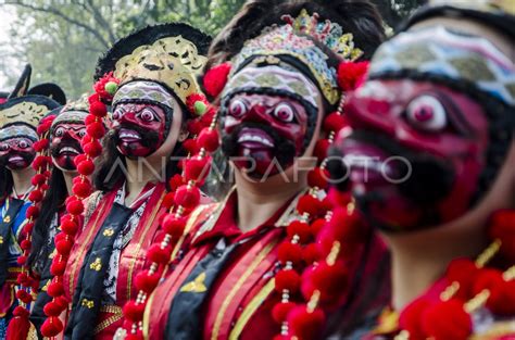 Parade Kesenian Jawa Barat Antara Foto