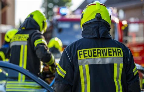 Durchfahrt War Gesperrt Auto Bleibt In Manching In Berfluteter