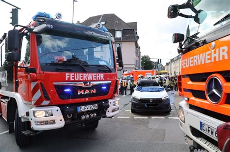 Notarzteinsatzfahrzeug Verunfallt Auf Alarmfahrt Mit PKW Vier Personen