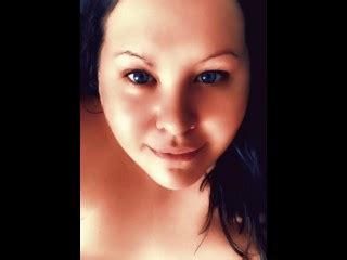 放荡的 BBW 熟女与完美的山雀在 Snap 上用玩具操她的毛茸茸的阴户 Pornhub
