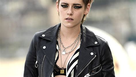 Kristen Stewart überrascht mit extravagantem Schwarz Weiß Outfit