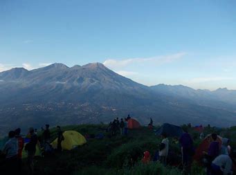 GUNUNG PENANGGUNGAN - Redaksiana