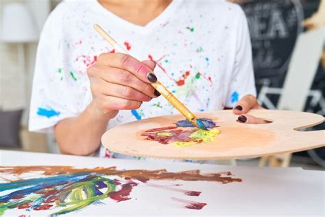 Artista Femenina Mezclando Colores En Paleta Foto Premium