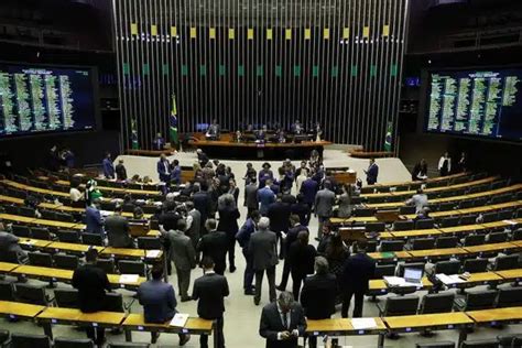 Câmara aprova projeto para punir discriminação contra políticos Aqui