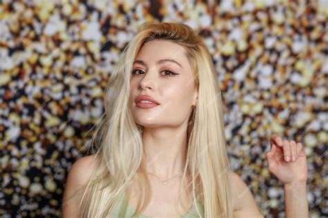 piekna pani trzymajaca reke  gorze  patrzaca  kamere na pozlacanym