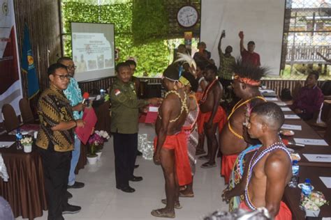 Bupati Teluk Bintuni Keluarkan SK Pengakuan Masyarakat Adat Langkah