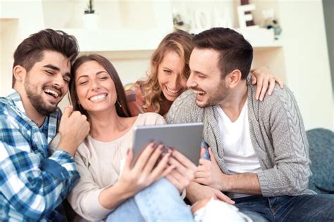 Grupo De Amigos Tirando Uma Selfie Em Casa Foto Premium