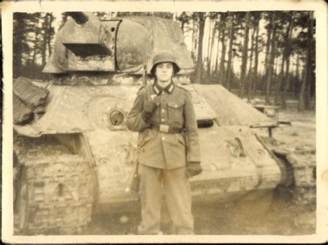 Foto Deutsche Wehrmacht Junger Soldat In Uniform Vor Akpool De