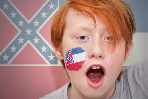 Muchacho De La Fan Del Pelirrojo Con La Bandera Del Estado De