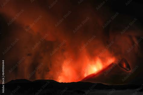 Etna Panoramica Di Notte Sul Vulcano In Eruzione Con Lava Tra Cenere