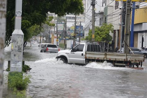 Ruas E Avenidas Ficam Alagadas Em Fortaleza Ap S Forte Chuva Veja