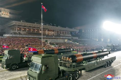 外媒：朝鲜夜间阅兵展示新型武器装备，包括新型洲际弹道导弹及无人机军事频道中华网