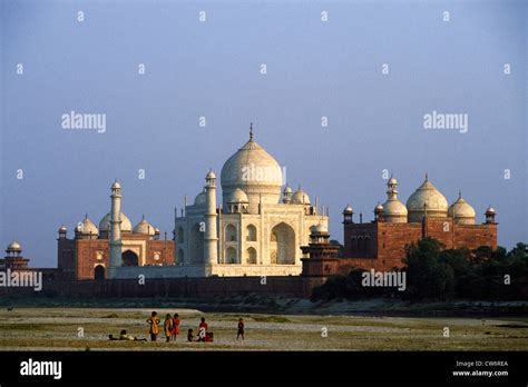 India River Scenery Taj Mahal Hi Res Stock Photography And Images Alamy