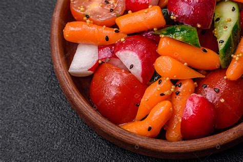 Deliciosa Salada Fresca E Suculenta Rabanetes Tomates Cenouras