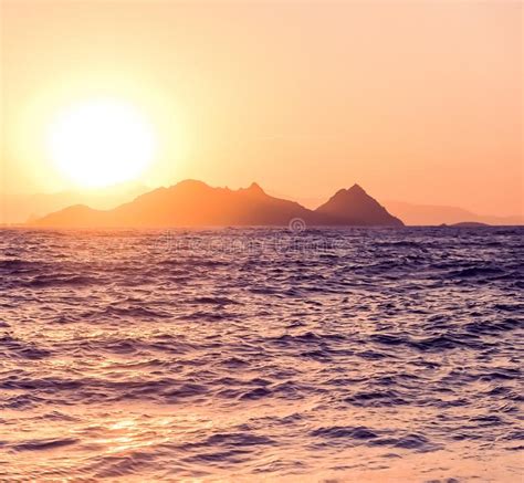 Puesta Del Sol Del Verano En La Costa De Mar Mediterr Neo El Paisaje