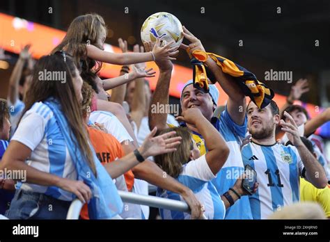 Argentinas Fans Jubeln Ihr Team Vor Dem Finale Der Copa America Usa