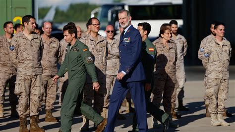 Felipe VI presencia en Lituania un simulacro de alerta por un avión