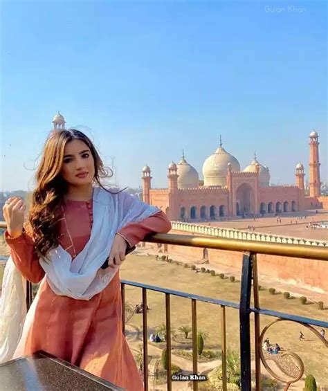 Lahore Mosque Selfies Taj Mahal Pakistan Girl Quick Beauty