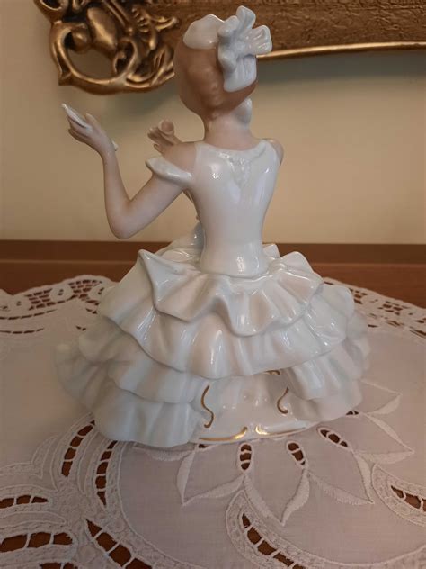 Porcelanowa figurka siedząca dama z lusterkiem Wallendorf Bielsko