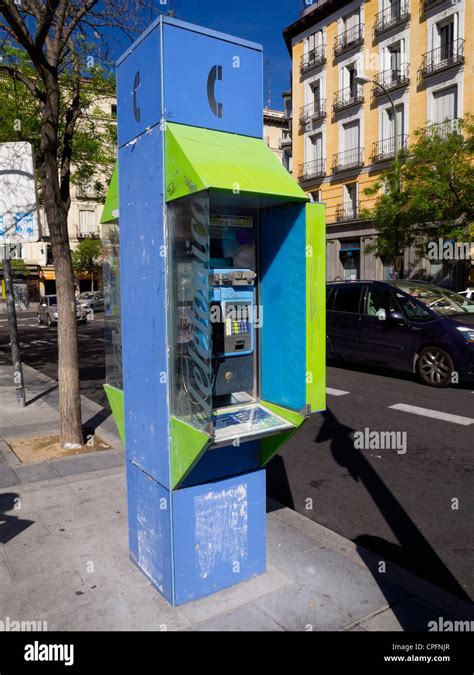 Cabina de teléfono público de Telefónica en una calle en Madrid España