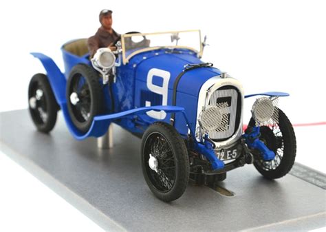 Gros Plan sur la Chenard Walcker Numéro 9 par le Mans miniatures