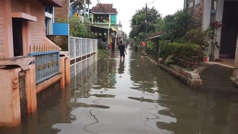 Sungai Citarum Meluap Permukiman Warga Dayeuhkolot Bandung Terendam