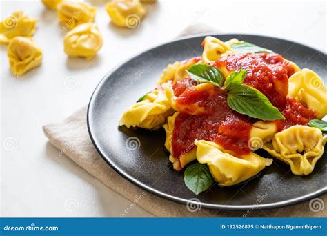 Massa Italiana Tortellini Molho De Tomate Imagem De Stock Imagem