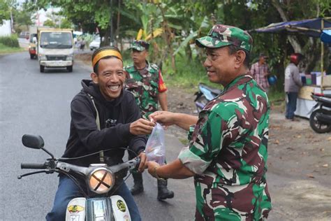 Berkah Ramadhan Koramil Tbu Berbagi Takjil Untuk Masyarakat