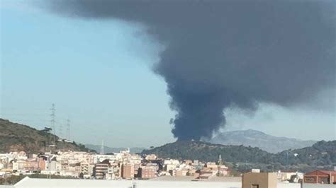 VÍDEO Incendio en Montcada i Reixac visible desde Barcelona arden