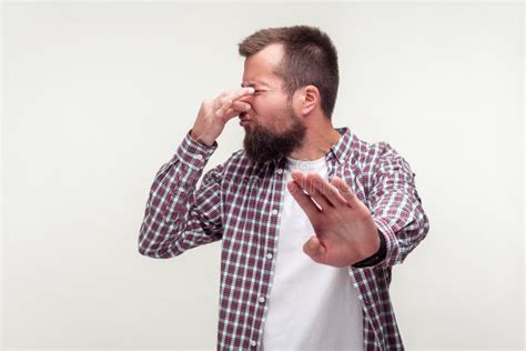 Retrato De Hombre Barbudo Confundido Que Muestra El Gesto De Parada Y