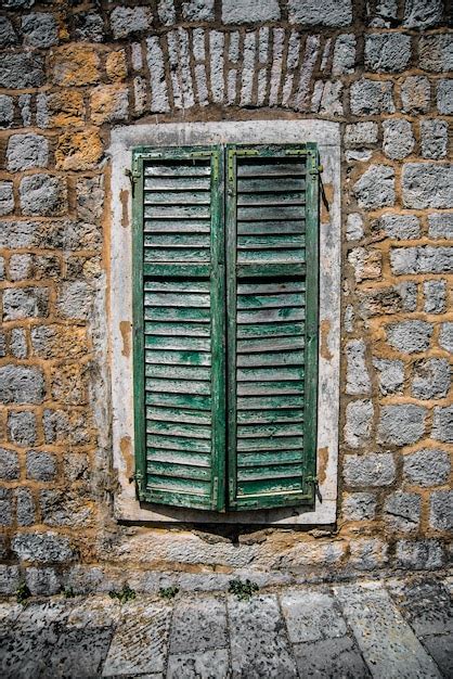 Janela Venezianas De Madeira Fechadas Na Antiga Cidade De Pedra