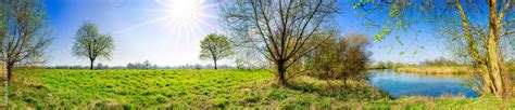 Panorama einer Landschaft im Frühling mit Fluss bei strahlendem