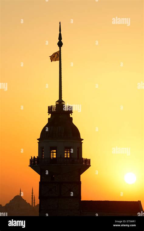 Torre de la doncella en el Bosporus detrás de la Catedral de Santa