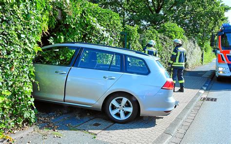 Auto Landet Nach Unfall In Remscheid In Der Hecke