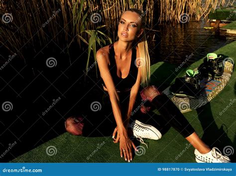 Belle Fille Avec Les Cheveux Blonds Dans Le Maillot De Bain Posant Au