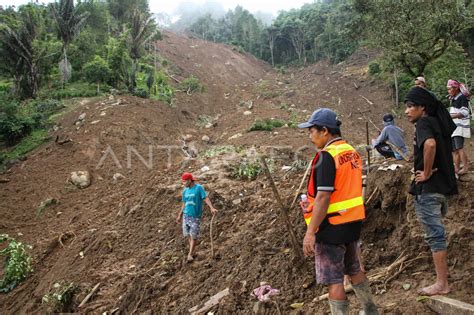 Pencarian Korban Bencana Tanah Longsor Di Tana Toraja Antara Foto