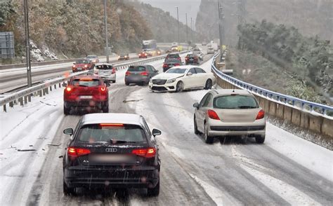 Prometna na brzoj cesti snijeg donio prve nevolje vozači se