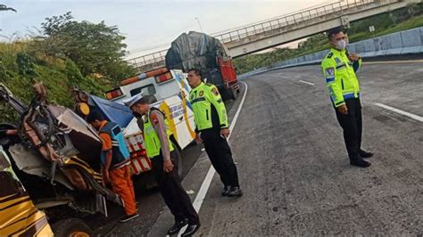 Fakta Fakta Kecelakaan Maut Di Tol Bawen Ungaran Sopir Elf Diduga