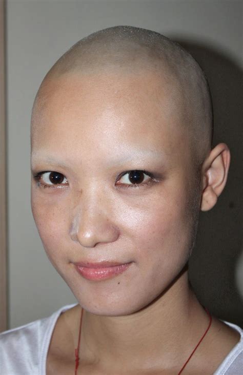 Pin By たかひこかがやき On 剃髪『僕も丸坊主スキンヘッド』に生まれ変わりたい Shaved Hair Women Shave Eyebrows Bald Head Women